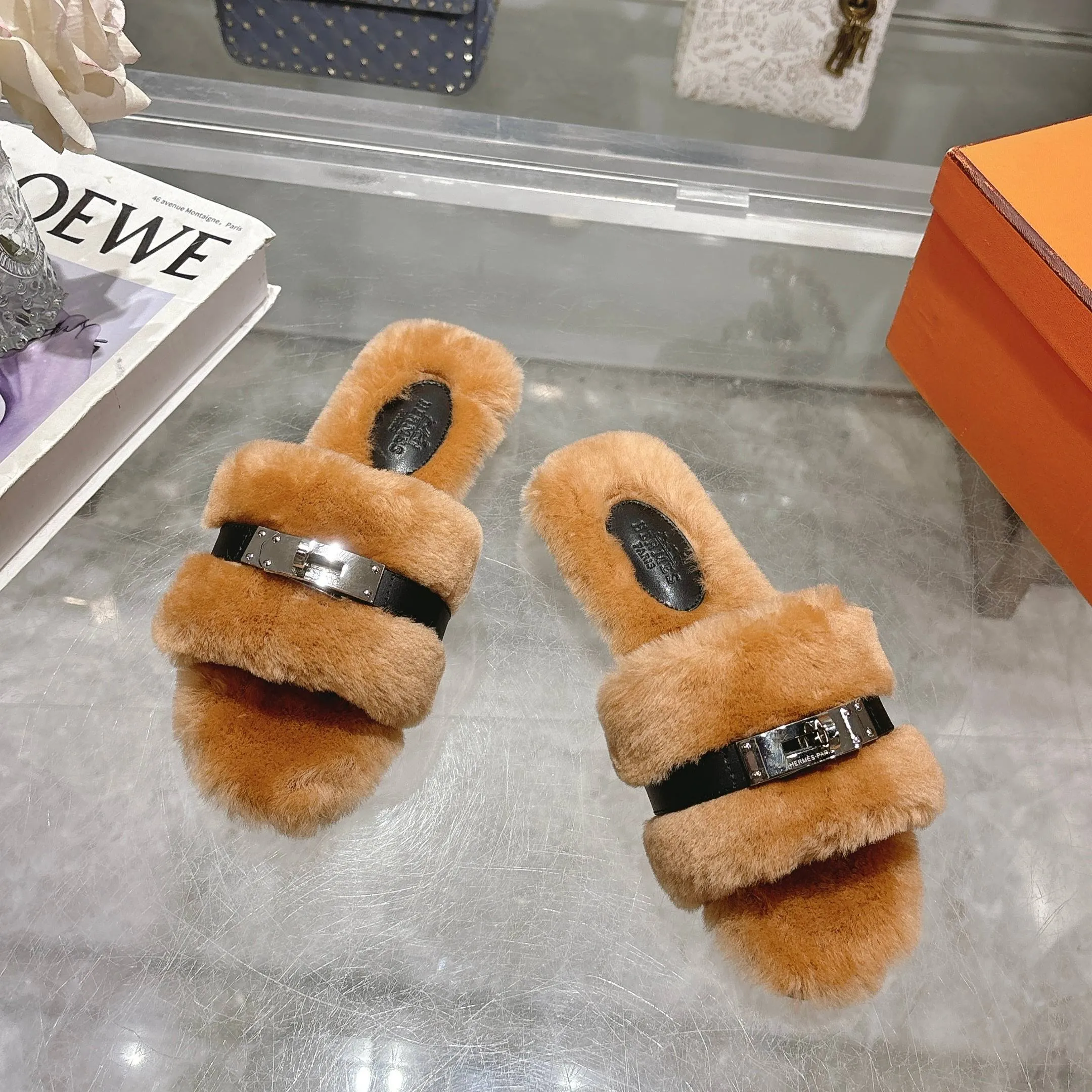 👟👟Ex-factory price 500👟👟 Purchasing agent level Hermes Hermès second uncle hair slippers are in stock all year round. 2025 new and new colors official website, Xiaohongshu synchronizes the latest color matching Hermès hot models are hot online, upgraded workmanship, high quality! Fashionable small wool H-trailers, autumn and winter style flat-soled wool mop, can be customized without standard, non-refundable and non-exchangeable. Fabric: Imported lamb's roll real wool. Lining: Imported lamb's roll real wool. Outsole: Genuine leather outsole. Size: 35-43, [Note: 41, 42, 43 customized]